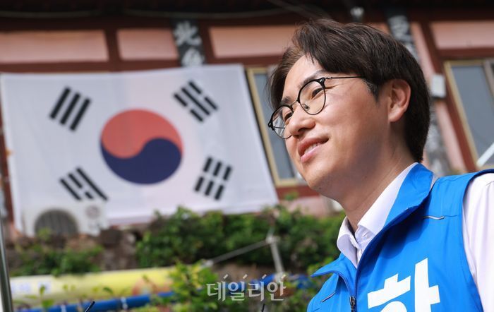 하정우 더불어민주당 부산 북구갑 후보가 24일 부산 만덕사지에서 시민들과 만난 뒤 백브리핑하고 있다. ⓒ데일리안 방규현 기자