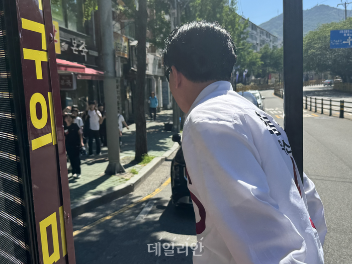 유세차에 탑승한 부산 북구갑 국회의원 보궐선거에 출마한 한동훈 무소속 후보가 30일 부산 북구 권역을 돌던 도중 마주친 학생들과 인사를 나누고 있다. ⓒ데일리안 오수진 기자