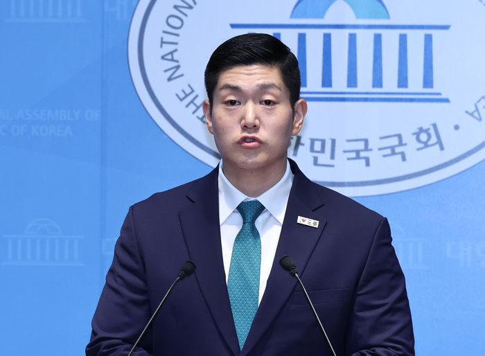 김재섭 국민의힘 의원이 13일 오전 서울 여의도 국회 소통관에서 정원오 더불어민주당 서울시장 후보가 과거 경찰과 민간인 폭행으로 유죄 판결을 받은 사건과 관련해 기자회견을 하고 있다. ⓒ뉴시스