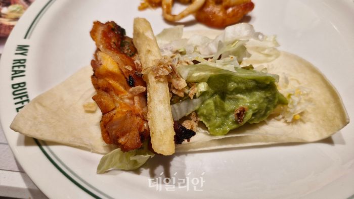 기자가 만들어 본 치킨&포테이토 타코. ⓒ데일리안 김찬주 기자