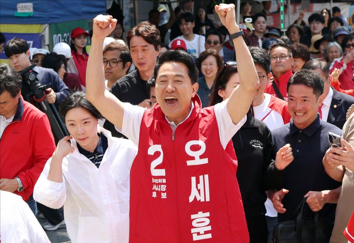 오세훈 국민의힘 서울시장 후보가 30일 오전 서울 강서구 가양장터에서 열린 순회 유세에서 지지자들의 환호에 응답하며 파이팅을 외치고 있다. ⓒ데일리안 홍금표 기자