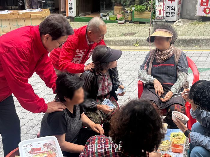 부산 북구갑 국회의원 보궐선거에 출마한 박민식 국민의힘 후보가 22일 부산 북구 만덕시장에서 신동욱 국민의힘 최고위원과 함께 유세 현장을 돌고 있다. ⓒ데일리안 오수진 기자