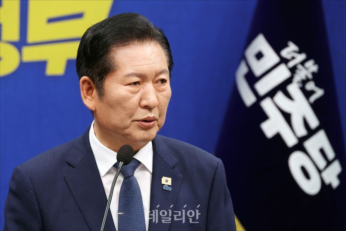 정청래 더불어민주당 대표가 13일 오전 서울 여의도 국회에서 열린 더불어민주당 당대표 기자회견에서 모두발언을 하고 있다. ⓒ데일리안 홍금표 기자