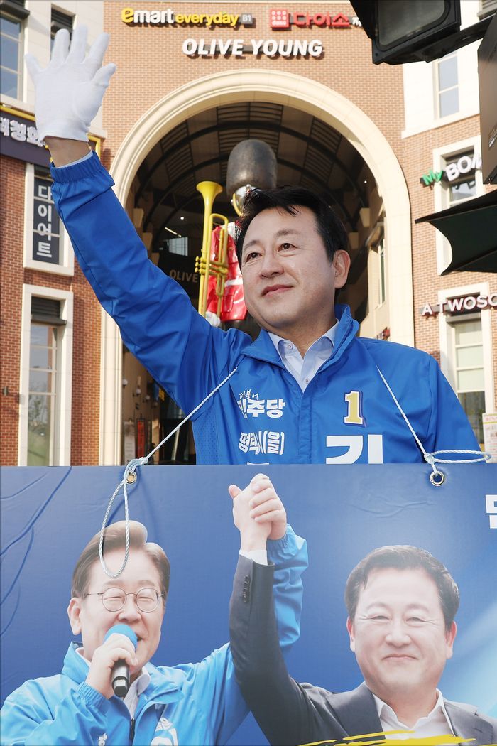 김용남 더불어민주당 경기 평택을 국회의원 후보가 15일 오전 경기도 평택 고덕국제대로의 한 교차로에서 출근길 인사를 하고 있다. ⓒ데일리안 홍금표 기자