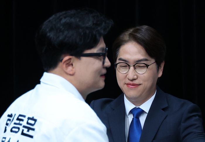더불어민주당 하정우(오른쪽), 무소속 한동훈 부산 북갑 국회의원 보궐선거 후보가 28일 오후 부산 동구 부산 MBC에서 열린 선관위 주관 TV 토론회에서 악수 한 뒤 자리로 향하고 있다. ⓒ연합뉴스