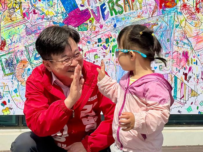 국민의 힘 김병수 김포시장 후보가 최근 모담도서관 1주년 개관 행사에서 어린이와 인사를 하고 있다. ⓒ 김병수 캠프 제공
