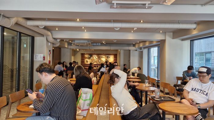 스타벅스 코리아의 5.18 민주화운동 폄훼 마케팅 논란이 불거진 지 닷새 째인 22일. 서울 중구 명동 일대의 한 스타벅스 매장에 손님들이 앉아 있다. ⓒ데일리안 김찬주 기자