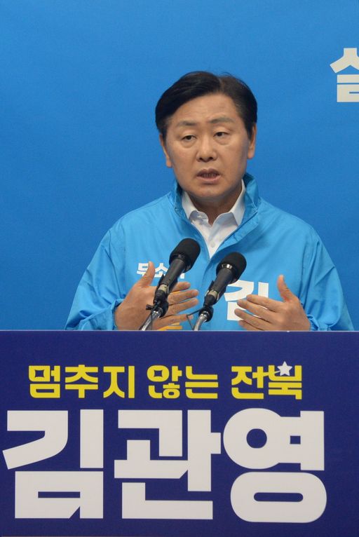 김관영 무소속 전북도지사 예비후보가 13일 전북 전주시 전북특별자치도의회 기자회견장에서 정책 공약 발표 기자회견을 열고 질의에 답변하고 있다. ⓒ뉴시스