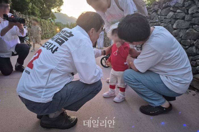 김태흠 국민의힘 충남도지사 후보가 30일 충남 아산 외암민속마을 야행 축제장을 찾아 아이들과 눈을 맞추고 있다. ⓒ데일리안 김주혜 기자