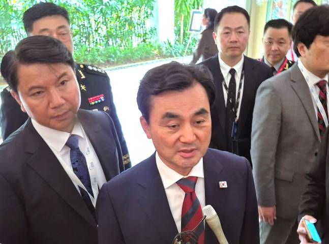 취재진과 인터뷰 중인 안규백 장관ⓒ연합뉴스
