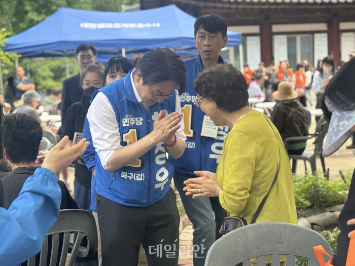 하정우 후보가 24일 오전 부산 사상구에 위치한 운수사를 찾아아 시민들과 인사를 나누고 있다. ⓒ데일리안 오수진 기자