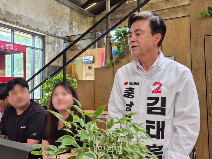 김태흠 국민의힘 충남도지사 후보가 26일 아산 도고창고에서 열린 충남 청년농업인 지지선언 행사 및 간담회에서 청년농 유입과 스마트팜 고도화, 해외 판로 개척을 중심으로 한 미래 농업 비전을 설명하는 중이다. ⓒ데일리안 김주혜 기자