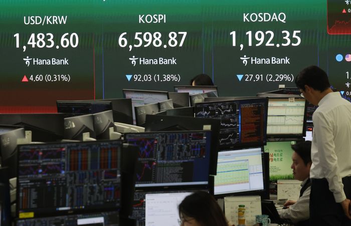 4월 30일 오후 서울 중구 하나은행 딜링룸에서 딜러들이 업무를 보고 있다. 코스피가 전 거래일보다 92.03p(1.38%) 내린 6598.87에 마감했다.ⓒ뉴시스