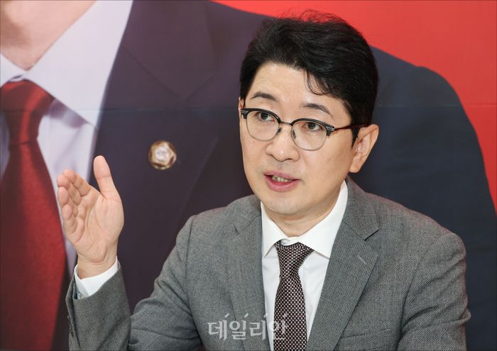 주진우 부산시장 예비후보가 6일 오전 부산 연제구 선거캠프에서 데일리안과 인터뷰를 하고 있다. ⓒ데일리안 홍금표 기자