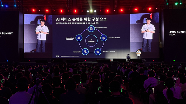 AWS 서밋 서울 2026에서 발표 중인 스마일샤크 최병주 솔루션즈 아키텍트.ⓒ스마일샤크