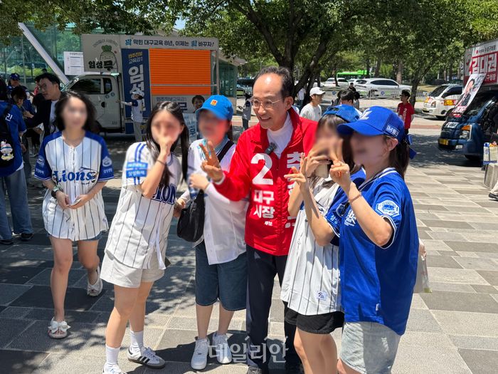 추경호 국민의힘 대구시장 후보가 30일 오후 대구 수성구에 위치한 삼성라이온즈파크에서 시민들과 사진촬영을 하고 있다. ⓒ데일리안 김수현 기자