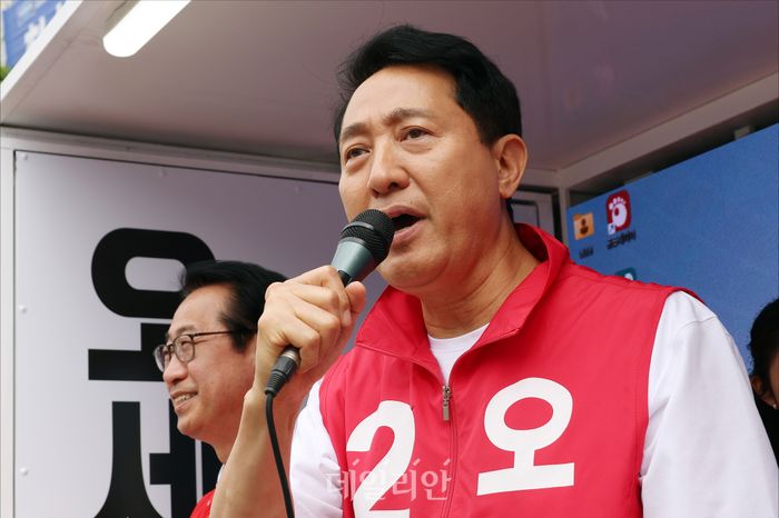 오세훈 국민의힘 서울시장 후보가 지난 21일 오후 서울 성북구 성신여대역 앞에서 선거유세를 하며 지지를 호소하고 있다. ⓒ데일리안 홍금표 기자