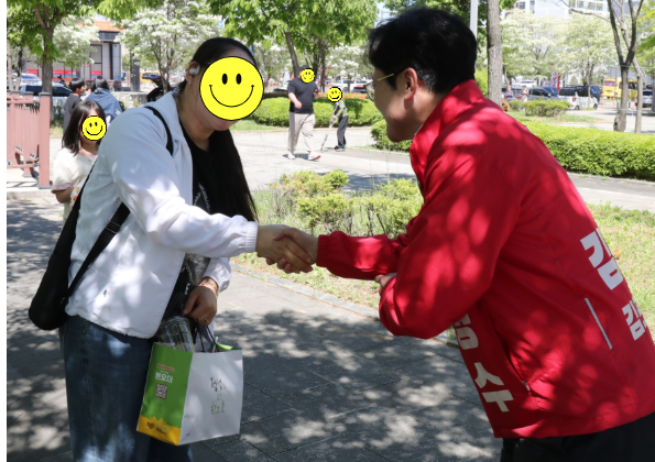 국민의 힘 김병수 김포시장이 한 시민과 출근길 인사를 하고 있다. ⓒ 김병수 캠프 제공