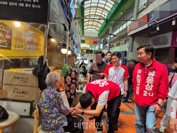 오세훈 국민의힘 서울시장 후보가 25일 중구 중앙시장에서 한 어르신과 악수를 하고 있다. ⓒ데일리안 김주훈 기자