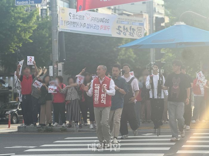 부산 북구갑 국회의원 보궐선거에 출마한 박민식 국민의힘 후보가 25일 부산 북구 만덕시장 인근에서 지지자를 향해 인사를 하고 있다. ⓒ데일리안 오수진 기자