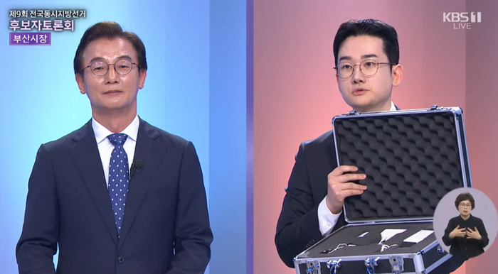 정이한 개혁신당 부산시장 후보(오른쪽)가 26일 열린 부산KBS 토론회에서 전재수 더불어민주당 후보(왼쪽)에게 거짓말탐지기에 응할 의향이 있는지를 질의하고 있다. ⓒ부산KBS 유튜브 캡처
