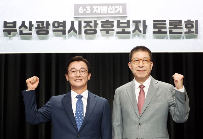 6·3전국동시지방선거 부산시장 후보자 토론회가 열린 지난 12일 부산 동구 부산MBC에서 전재수(왼쪽) 더불어민주당 후보와 박형준 국민의힘 후보가 본격적인 토론에 앞서 파이팅을 외치고 있다. ⓒ뉴시스