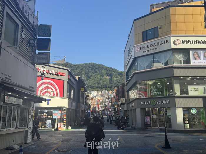 부산 북갑 국회의원 보궐선거에 출마한 박민식 국민의힘 후보와 한동훈 무소속 예비후보가 각각 개소식을 개최한 10일 오후 부산 북구 젊음의 거리 모습 ⓒ데일리안 오수진 기자