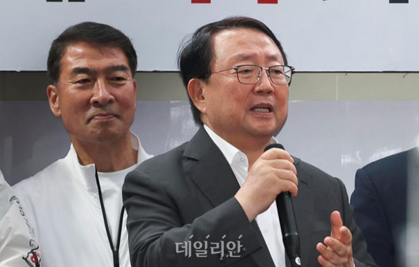 이갑산 범시민사회단체연합 회장이 지난 21일 부산 북구 쌈지공원에서 열린 부산 북갑 국회의원 보궐선거에 출마한 한동훈 무소속 후보의 출정식에서 지지를 표명하고 있다. ⓒ데일리안 오수진 기자