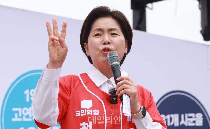 양향자 국민의힘 경기도지사 후보가 21일 경기도 수원시 팔달구 남문시장 입구에서 열린 첨단도지사 출정식에서 지지를 호소하고 있다. ⓒ데일리안 방규현 기자