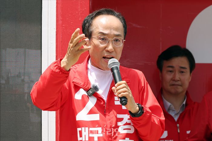 추경호 국민의힘 대구시장 후보가 25일 대구 동구 불로전통시장에서 열린 선거 유세에서 지지를 호소하고 있다. ⓒ데일리안 홍금표 기자