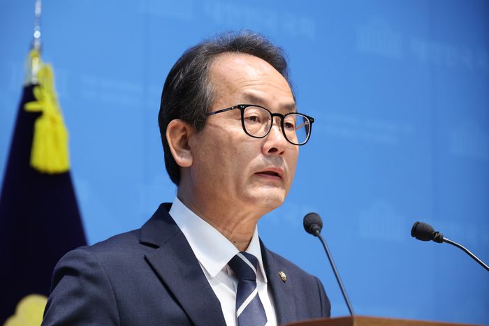 강준현 더불어민주당 선거대책위원회 공보단장이 17일 오전 서울 여의도 국회 소통관에서 열린 ‘정청래 대표 암살단 모집 등 테러모의 제보 및 경찰 수사의뢰’ 관련 긴급 기자회견에서 발언을 하고 있다. ⓒ뉴시스