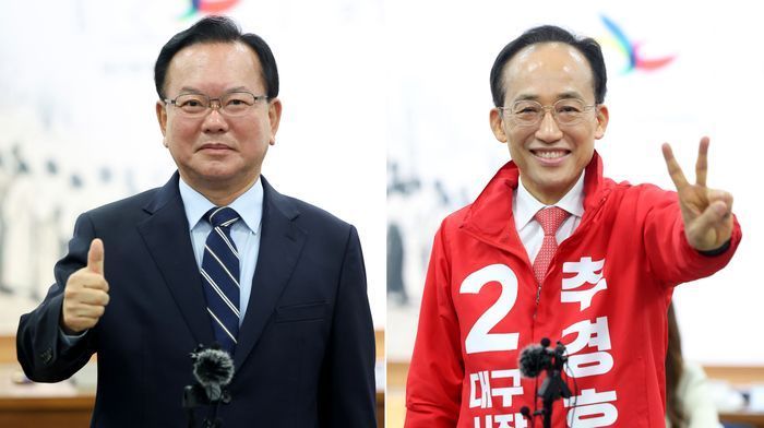 김부겸 더불어민주당 대구시장 후보와 추경호 국민의힘 대구시장 후보가 지난 14일 오전 대구 서구 대구시선거관리위원회에서 6·3 지방선거 대구시장 후보자 등록을 마친 뒤 기념촬영을 하고 있다. ⓒ뉴시스