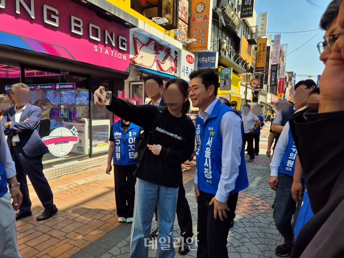 정원오 더불어민주당 서울시장 후보가 29일 성북구에 위치한 성신여대 인근에서 시민들을 만나고 있다. ⓒ데일리안 김주훈 기자