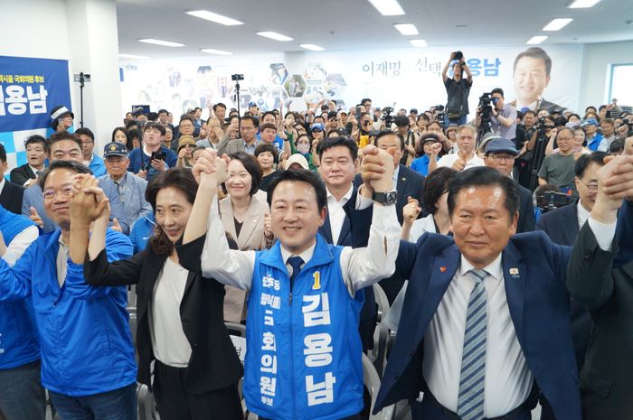 김용남 더불어민주당 경기 평택을 국회의원 후보와 정청래 더불어민주당 대표가 16일 경기 평택시 안중읍에서 열린 선거사무소 개소식에서 사진 촬영을 하고 있다.ⓒ김용남 캠프