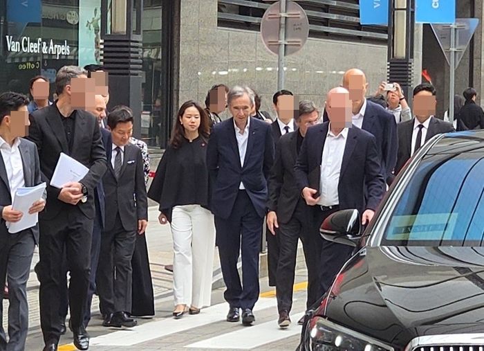 아르노 회장은 3년 만에 한국을 방문해 11일 서울 소공동 신세계백화점 본점에 위치한 ‘루이비통 비저너리 저니 서울’을 방문했다. ⓒ데일리안 남가희 기자
