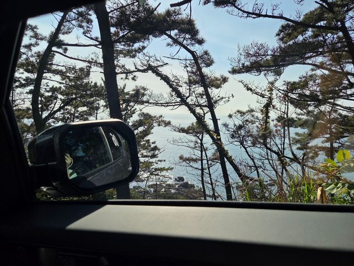산악 오프로드 코스 주행 중 차량 내부에서 바라본 바다 전경. ⓒ데일리안 정진주 기자