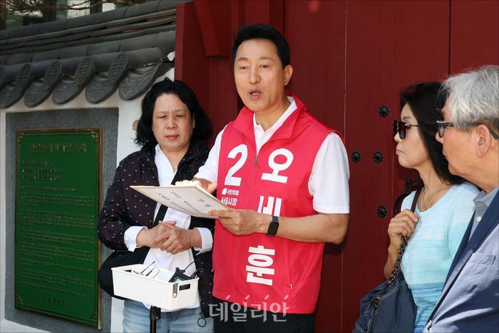 오세훈 국민의힘 서울시장 후보가 22일 오후 서울 성동구 행당동아기씨당 앞에서 열린 주민들과의 간담회에서 발언을 하고 있다. ⓒ데일리안 홍금표 기자