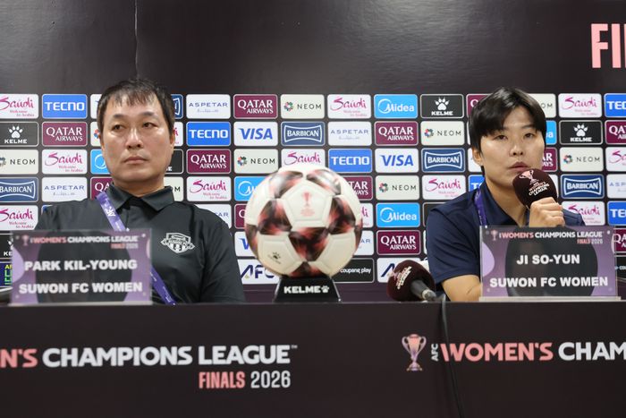 수원FC 위민 박길영 감독과 지소연. ⓒ 연합뉴스