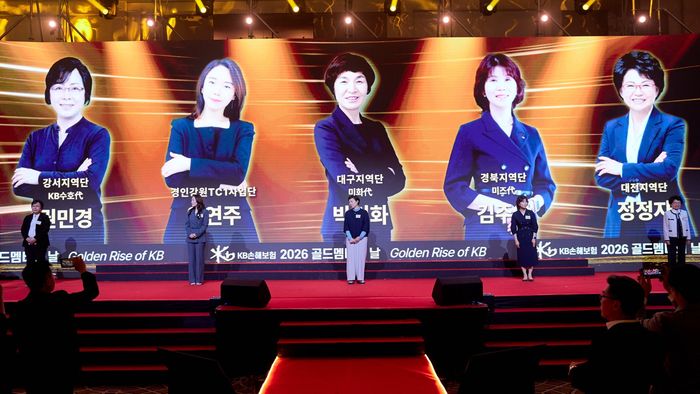권민경 KB수호 대리점 대표와 박미화 미화 대리점 대표가 올해 신설된 ‘자랑스러운 KB상’을 수상했다.ⓒKB손해보험