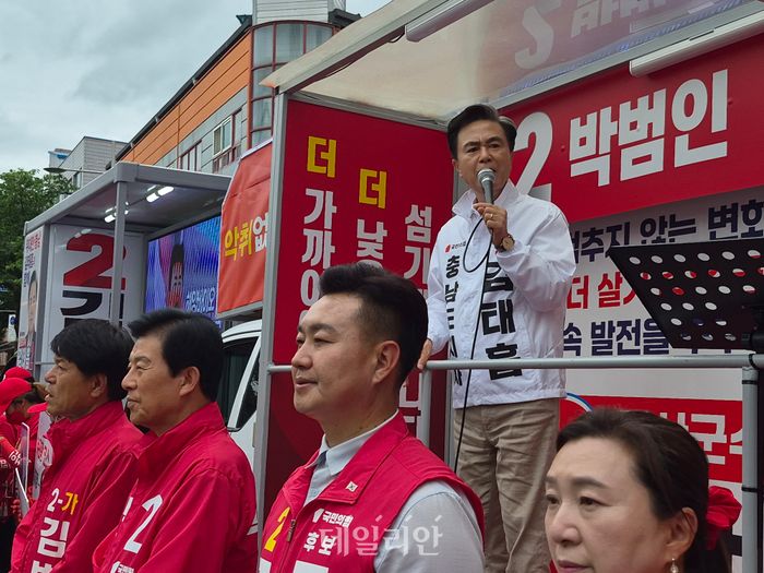 김태흠 국민의힘 충남도지사 후보가 27일 충남 금산에서 박범인 국민의힘 금산군수 후보와 합동 유세 중이다. ⓒ데일리안 김주혜 기자