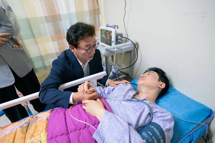 전재수 더불어민주당 부산시장 후보가 14일 정이한 개혁신당 부산시장 후보의 병문안을 하고 있다. ⓒ정이한 캠프