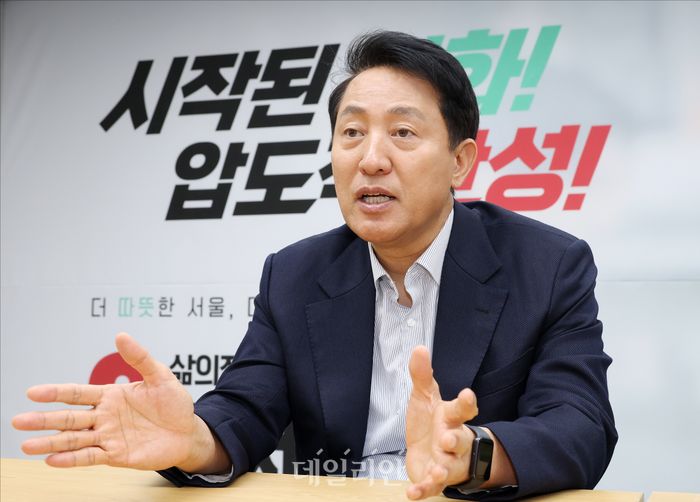 오세훈 국민의힘 서울시장 후보가 13일 오후 서울 종로구 선거캠프 사무실에서 데일리안과 인터뷰를 하고 있다. ⓒ데일리안 홍금표 기자