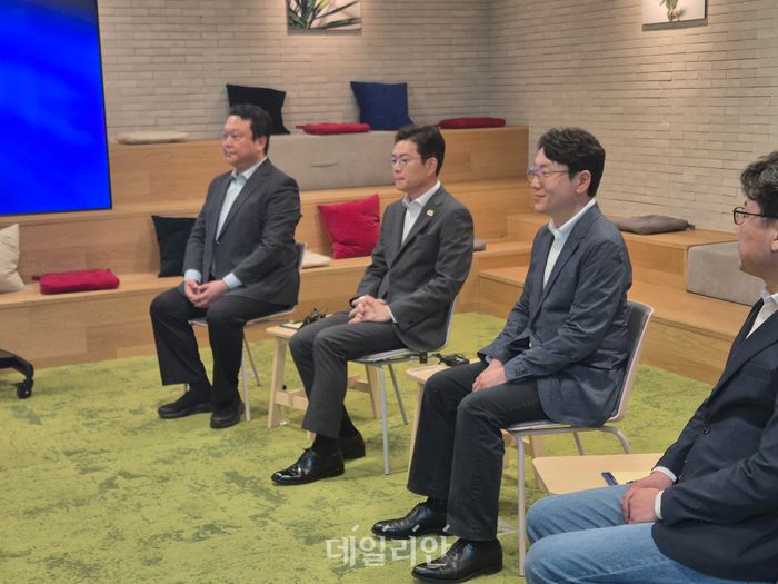 정원오(가운데) 더불어민주당 서울시장 후보가 11일 서울 강서구 마곡동 LG사이언스파크를 방문해 LG AI 연구원들과 간담회를 진행하고 있다. ⓒ데일리안 김주훈 기자