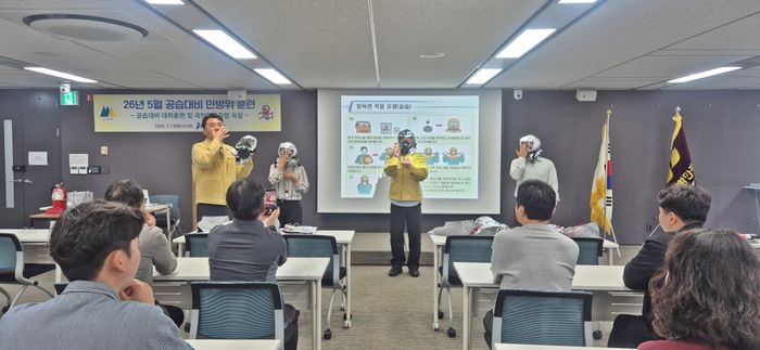 12일 실시된 민방위 훈련에서 IPA 임직원들이 방독면 착용 실습을 하고 있다..ⓒ IPA제공