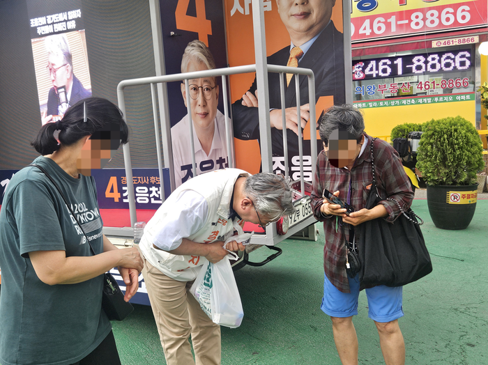 조응천 개혁신당 경기도지사 후보가 26일 경기 의왕시 도깨비시장에서 시민에게 음료수를 건네받고 있다. ⓒ데일리안 민단비 기자