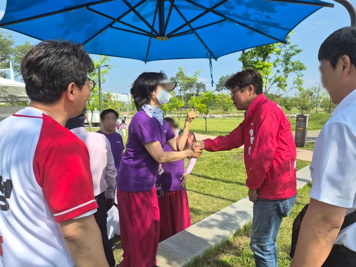 경기 평택시 고덕동에 위치한 함박산 중앙공원에서 한 시민이 유의동 국민의힘 후보를 향해 