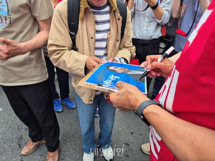 오세훈 국민의힘 서울시장 후보가 25일 공릉동 도깨비시장에서 한 청년의 사인 요청에 응하고 있다. ⓒ데일리안 김주훈 기자