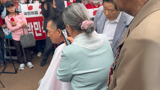 박민식 국민의힘 부산 북갑 국회의원 보궐선거 후보가 21일 부산 북구 쌈지공원에서 열린 출정식에서 삭발을 하고 있다. ⓒ데일리안 오수진 기자