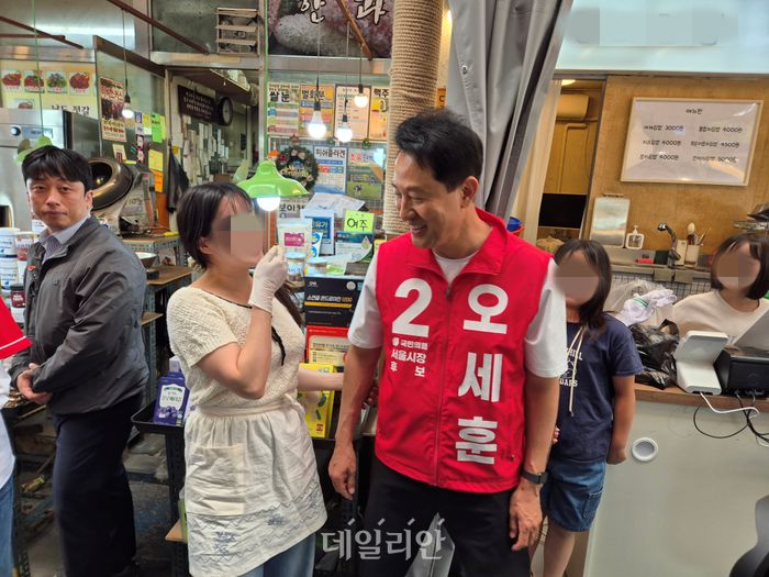 오세훈 국민의힘 서울시장 후보가 23일 강서구 화곡동 까치산시장에서 한 여성으로부터 응원을 받고 있다. ⓒ데일리안 김주훈 기자