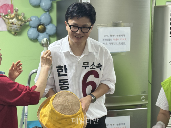 부산 북갑 국회의원 보궐선거에 출마한 한동훈 무소속 후보가 21일 부산 북구 남산정종합사회복지관에서 열린 콩국수 나눔 행사에서 어르신들과 대화를 나누고 있다. ⓒ데일리안 오수진 기자